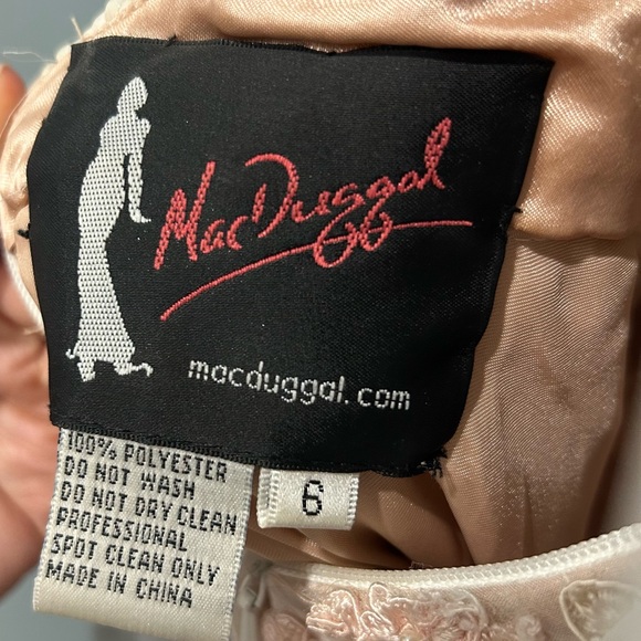 Elegant Pink and White Lace Gown - Picture 11 of 11